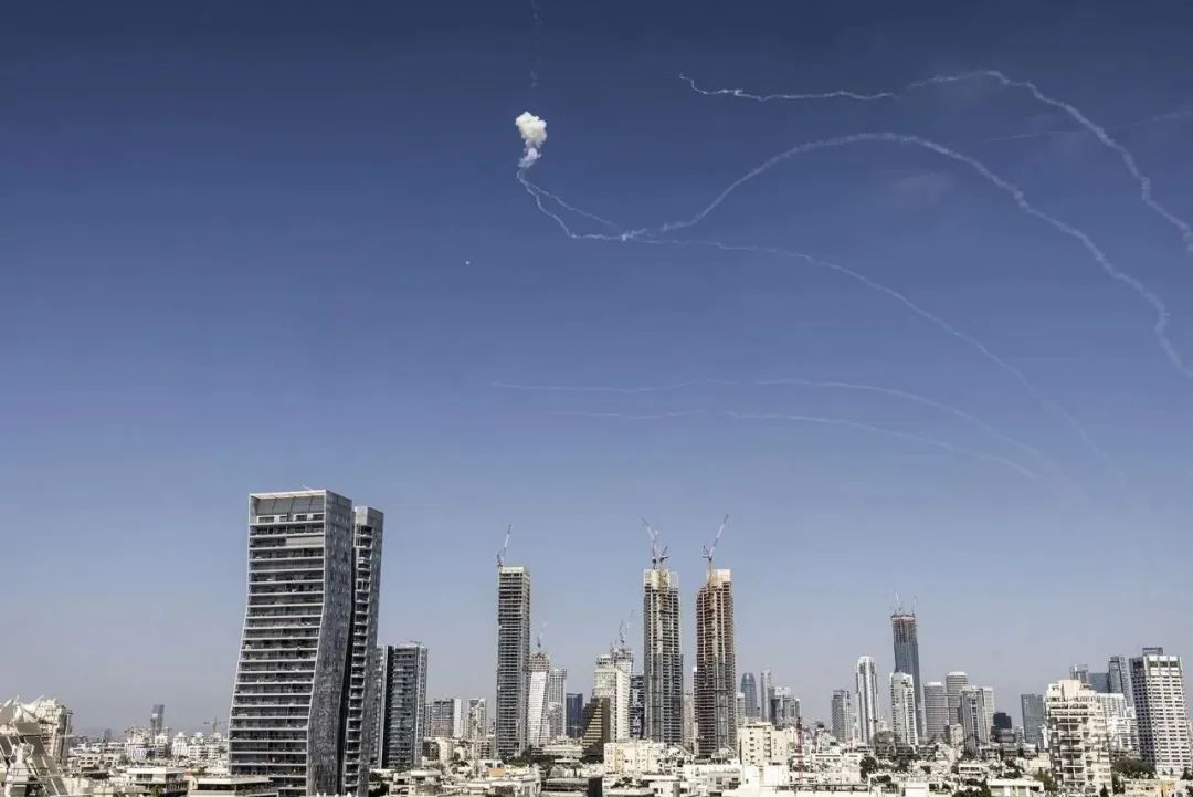 周五,伊朗发射了新一轮导弹齐射后,一枚导弹在以色列特拉维夫上空被拦截。